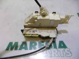 Gebruikte Deurslot Mechaniek 4Deurs rechts-voor Peugeot 407 SW (6E) 1.6 HDiF 16V Prijs € 25,00 Margeregeling aangeboden door Maresia Parts