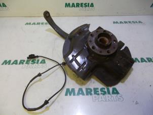 Gebruikte Fusee rechts-voor Alfa Romeo 159 (939AX) 3.2 JTS V6 24V Q4 Prijs € 105,00 Margeregeling aangeboden door Maresia Parts