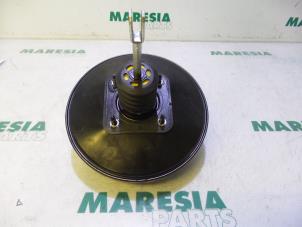 Gebruikte Rembekrachtiger Renault Twingo II (CN) 1.2 16V Prijs € 60,00 Margeregeling aangeboden door Maresia Parts