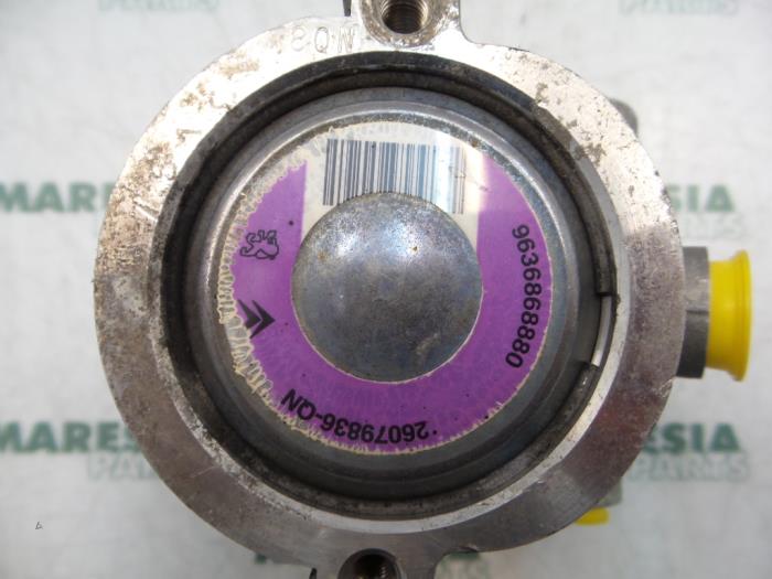 Servostyrningspump från en Peugeot 206 (2A/C/H/J/S) 1.6 XS,XT 2000