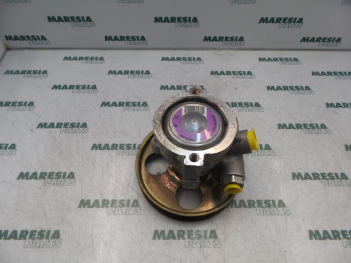 Servostyrningspump från en Peugeot 206 (2A/C/H/J/S) 1.6 XS,XT 2000