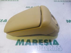 Gebruikte Armleuning Lancia Delta (844) 1.6 D Multijet 16V 120 Prijs € 105,00 Margeregeling aangeboden door Maresia Parts