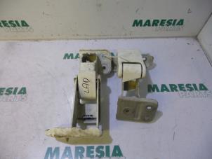 Begagnade Gångjärn, bakdörr, vänster Citroen Jumpy (G9) 1.6 HDI 16V Pris € 60,50 Inklusive moms erbjuds av Maresia Parts