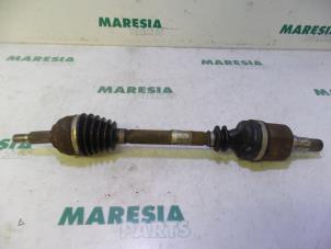 Gebruikte Homokineetas links-voor Renault Grand Scénic II (JM) 1.9 dCi 120 Prijs € 35,00 Margeregeling aangeboden door Maresia Parts