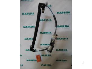 Begagnade Fönstermekanism, 4-dörrars, vänster fram Alfa Romeo 147 (937) 1.6 HP Twin Spark 16V Pris € 50,00 Marginaltabell erbjuds av Maresia Parts