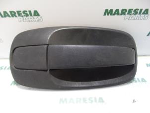 Begagnade Dörrhandtag, 2-dörrars, höger Renault Trafic New (FL) 1.9 dCi 100 16V Pris € 30,25 Inklusive moms erbjuds av Maresia Parts