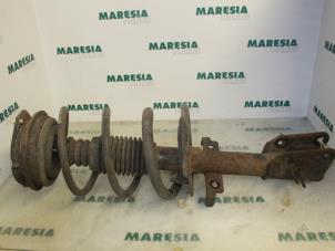 Begagnade Stötdämparstång, höger fram Renault Laguna II (BG) 2.2 dCi 150 16V Pris € 40,00 Marginaltabell erbjuds av Maresia Parts