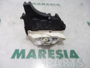 Begagnade Dörrlåsmekanism, 4-dörrars, höger fram Citroen C-Crosser 2.2 HDiF 16V Pris € 50,00 Marginaltabell erbjuds av Maresia Parts