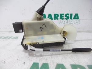 Gebruikte Deurslot Mechaniek 2Deurs links Peugeot 208 I (CA/CC/CK/CL) 1.2 Vti 12V PureTech 82 Prijs € 29,95 Margeregeling aangeboden door Maresia Parts