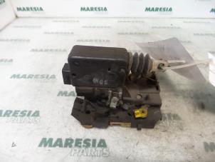 Gebruikte Portierslot Mechaniek 2Deurs links Renault Kangoo (KC) 1.9 D 55 Prijs € 25,00 Margeregeling aangeboden door Maresia Parts