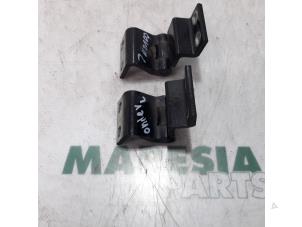 Begagnade Gångjärn, bakdörr, vänster Peugeot Bipper (AA) 1.4 HDi Pris € 60,50 Inklusive moms erbjuds av Maresia Parts