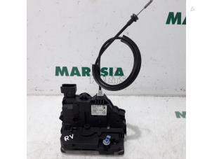 Begagnade Dörrlåsmekanism, 4-dörrars, höger fram Fiat Grande Punto (199) 1.3 JTD Multijet 16V 85 Actual Pris € 25,00 Marginaltabell erbjuds av Maresia Parts