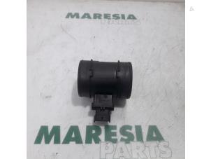 Gebruikte Luchthoeveelheidsmeter Lancia Delta (844) 1.6 D Multijet 16V 120 Prijs € 75,00 Margeregeling aangeboden door Maresia Parts