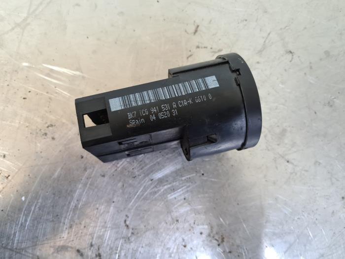 Licht Schakelaar van een Volkswagen Golf IV (1J1) 1.6 16V 2003