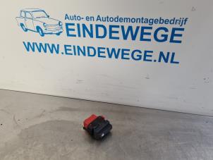 Gebruikte Centrale deurvergrendeling Schakelaar Renault Clio II (BB/CB) 1.2 Prijs € 10,00 Margeregeling aangeboden door Auto- en demontagebedrijf Eindewege