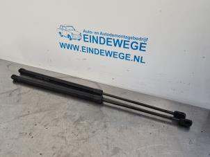 Begagnade Set med gasfjädrar, baklucka Renault Scénic I (JA) 2.0 16V Pris € 20,00 Marginaltabell erbjuds av Auto- en demontagebedrijf Eindewege