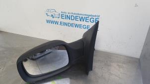 Begagnade Skärmspegel, vänster Renault Clio III Estate/Grandtour (KR) 1.2 16V 75 Pris € 40,00 Marginaltabell erbjuds av Auto- en demontagebedrijf Eindewege