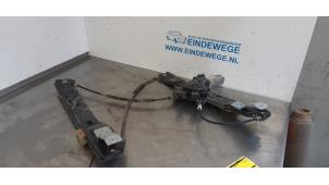 Używane Mechanizm szyby lewej przedniej wersja 4-drzwiowa Landrover Range Rover Evoque (LVJ/LVS) 2.2 TD4 16V 5-drs. Cena € 50,00 Procedura marży oferowane przez Auto- en demontagebedrijf Eindewege
