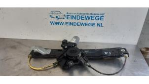 Begagnade Fönstermekanism för bakre dörr, 4-dörrars, vänster Landrover Range Rover Evoque (LVJ/LVS) 2.2 TD4 16V 5-drs. Pris € 50,00 Marginaltabell erbjuds av Auto- en demontagebedrijf Eindewege