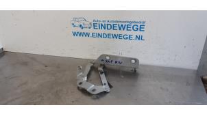 Begagnade Gångjärn, motorhuv Landrover Range Rover Evoque (LVJ/LVS) 2.2 TD4 16V 5-drs. Pris € 25,00 Marginaltabell erbjuds av Auto- en demontagebedrijf Eindewege