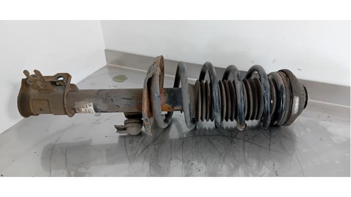 Stötdämparstång, höger fram från en Opel Zafira (M75) 2.2 16V Direct Ecotec 2005