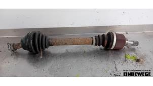 Begagnade Drivaxel, vänster fram Peugeot Partner (GC/GF/GG/GJ/GK) 1.6 HDI 90 16V Pris € 20,00 Marginaltabell erbjuds av Auto- en demontagebedrijf Eindewege