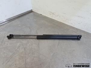 Gebruikte Gasdemperset Kofferdeksel Renault Scénic I (JA) 1.6 16V Prijs € 20,00 Margeregeling aangeboden door Auto- en demontagebedrijf Eindewege