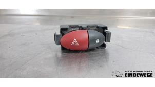 Begagnade Nödbelysningsbrytare Renault Twingo II (CN) 1.2 16V Pris € 12,50 Marginaltabell erbjuds av Auto- en demontagebedrijf Eindewege