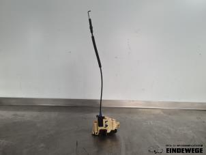 Begagnade Dörrlåsmekanism, 4-dörrars, vänster bak Fiat Panda/Pandina (312) 0.9 TwinAir Turbo 85 Pris € 30,00 Marginaltabell erbjuds av Auto- en demontagebedrijf Eindewege