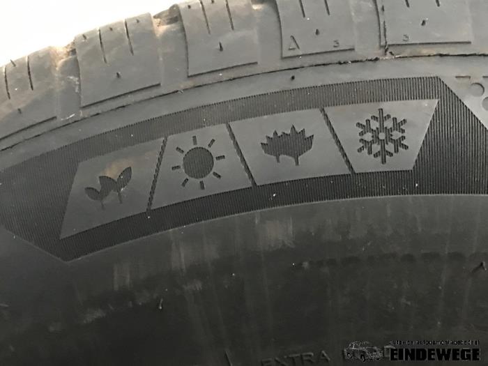 Velgen set + banden van een Dodge Nitro 3.7 STX V6 4x4 Autom. 2007