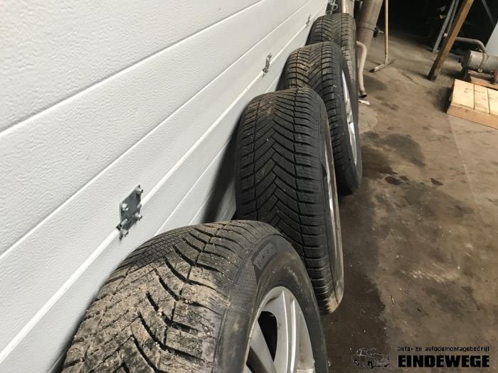 Velgen set + banden van een Dodge Nitro 3.7 STX V6 4x4 Autom. 2007