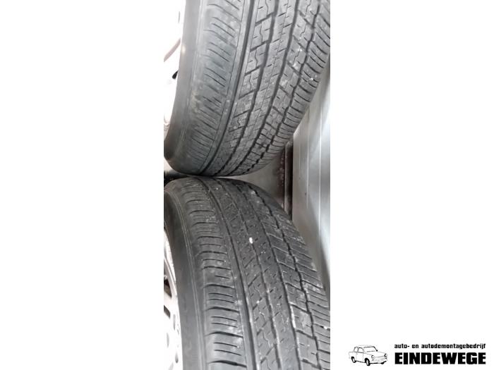 Velgen set + banden van een Chrysler 300 C 3.5 V6 24V 2006