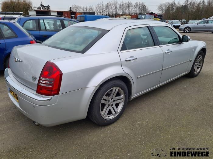Velgen set + banden van een Chrysler 300 C 3.5 V6 24V 2006