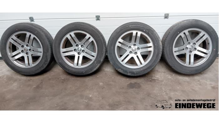 Velgen set + banden van een Chrysler 300 C 3.5 V6 24V 2006