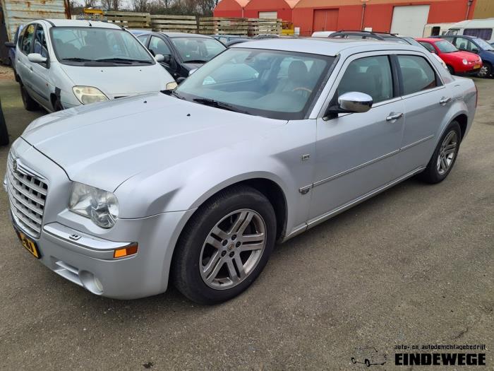 Velgen set + banden van een Chrysler 300 C 3.5 V6 24V 2006