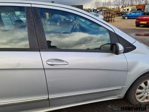 Begagnade Framdörr, 4-dörrars, höger Mercedes A (W169) 2.0 A-180 CDI 16V Pris € 180,00 Marginaltabell erbjuds av Auto- en demontagebedrijf Eindewege