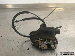Begagnade Dörrlåsmekanism, 2-dörrars, höger Volkswagen Lupo (6X1) 1.2 TDI 3L Pris € 20,00 Marginaltabell erbjuds av Auto- en demontagebedrijf Eindewege