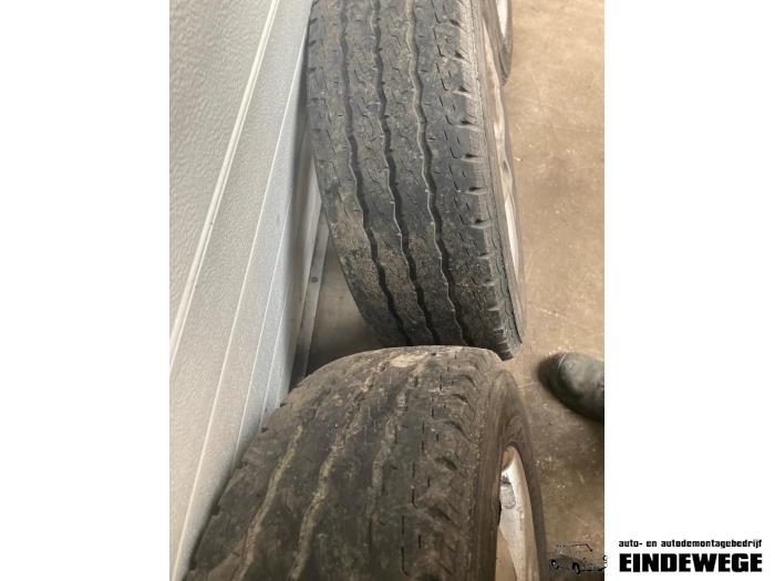 Velgen set + banden van een Volkswagen Transporter T5 1.9 TDi 2003
