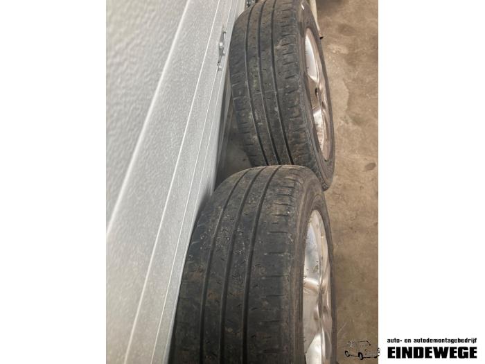 Velgen set + banden van een Volkswagen Transporter T5 1.9 TDi 2003