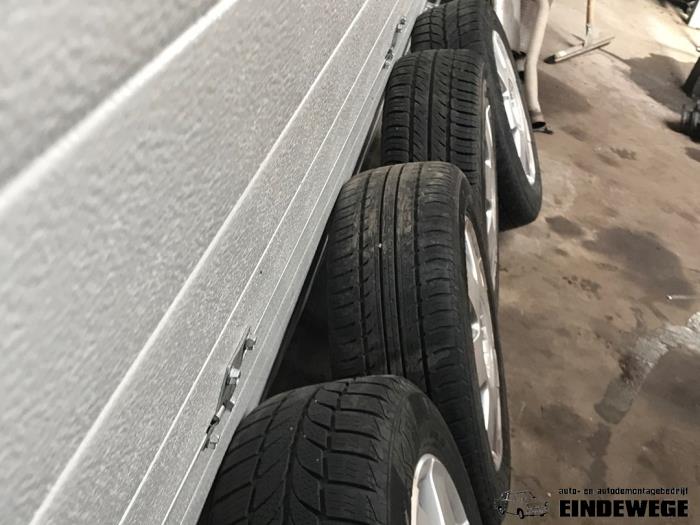 Velgen set + banden van een Volkswagen Polo IV (9N1/2/3) 1.4 TDI 70 2005