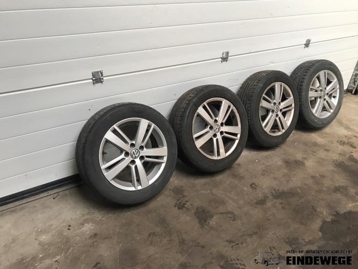 Felgen Set + Reifen van een Volkswagen Polo IV (9N1/2/3) 1.2 2005