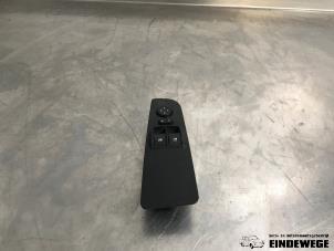 Używane Przelacznik combi okienny Fiat Grande Punto (199) 1.4 Cena € 25,00 Procedura marży oferowane przez Auto- en demontagebedrijf Eindewege