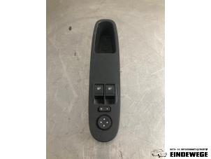 Gebruikte Combischakelaar ramen Fiat Grande Punto (199) 1.3 JTD Multijet 16V VGT Prijs € 20,00 Margeregeling aangeboden door Auto- en demontagebedrijf Eindewege