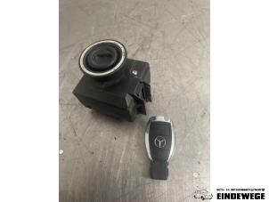 Begagnade Tändningslås + nyckel Mercedes C Estate (S204) 2.2 C-200 CDI 16V . Pris € 95,00 Marginaltabell erbjuds av Auto- en demontagebedrijf Eindewege