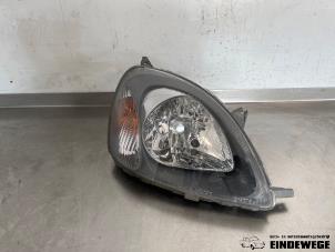 Begagnade Strålkastare, höger Toyota Yaris (P1) 1.0 16V VVT-i Pris € 35,00 Marginaltabell erbjuds av Auto- en demontagebedrijf Eindewege
