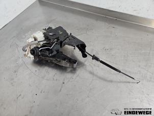 Begagnade Dörrlåsmekanism, 4-dörrars, höger fram Mercedes A (W169) 1.5 A-150 Pris € 52,50 Marginaltabell erbjuds av Auto- en demontagebedrijf Eindewege