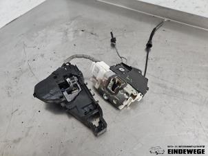 Begagnade Dörrlåsmekanism, 4-dörrars, vänster fram Mercedes A (W169) 1.5 A-150 Pris € 52,50 Marginaltabell erbjuds av Auto- en demontagebedrijf Eindewege