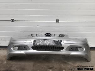 Używane Zderzak przedni Mercedes C Sportcoupé (C203) 2.0 C-180 16V Cena € 105,00 Procedura marży oferowane przez Auto- en demontagebedrijf Eindewege