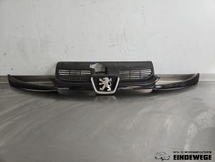 Gebruikte Grille Peugeot 206 CC (2D) 1.6 16V Prijs € 25,00 Margeregeling aangeboden door Auto- en demontagebedrijf Eindewege