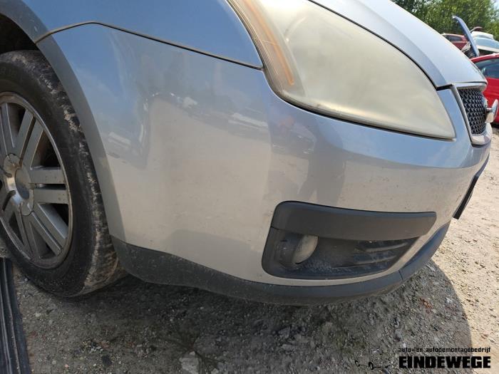 Främre stötfångare från en Ford Focus C-Max 1.8 16V 2004